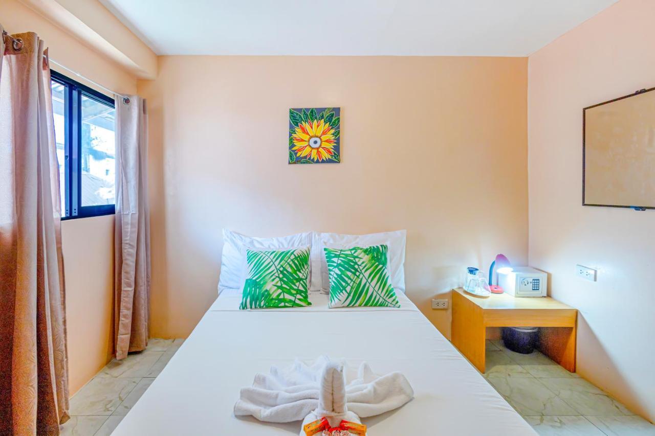 White Shamrock Beach Hotel Balabag  Buitenkant foto